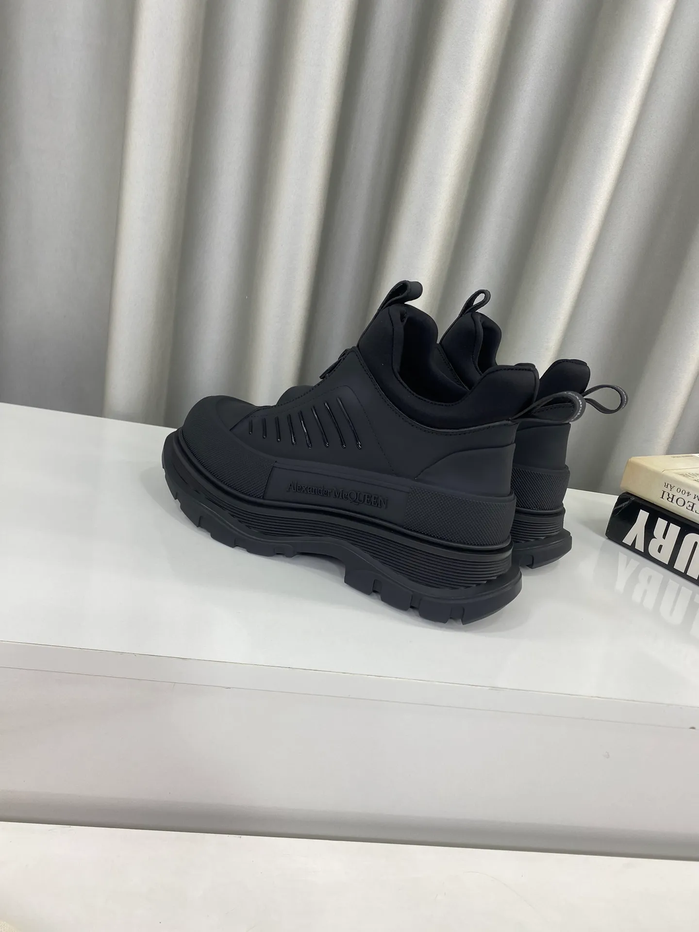 👟👟Ex-factory price 660👟👟Men's size +10 🔺Mc Queen 🔺Alexander McQueen's latest model, thick-soled front zipper dad shoes🌈 The designer has a bold idea and combines the trend of the times with the perfect design. It is super comfortable and versatile, with a new dad-style design and a multi-craft spliced ​​outsole. It is perfect. Many celebrities and Internet celebrities endorse it. 🔥Material: Original custom-made first-layer cowhide for the upper. Inside: Cali sheepskin feet. Outsole: Original TPU multi-layer combination outsole, •┈┈┈┈┈┈★┈┈┈┈┈┈┈• Size: Women’s 35～39 (34, 40, customization is non-returnable) Men’s 39～44 (38, 45, customization is not returnable) Full set of counter original packaging